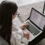 Pessoa trabalhando remotamente em casa e ganhando dinheiro pela internet realizando tarefas simples