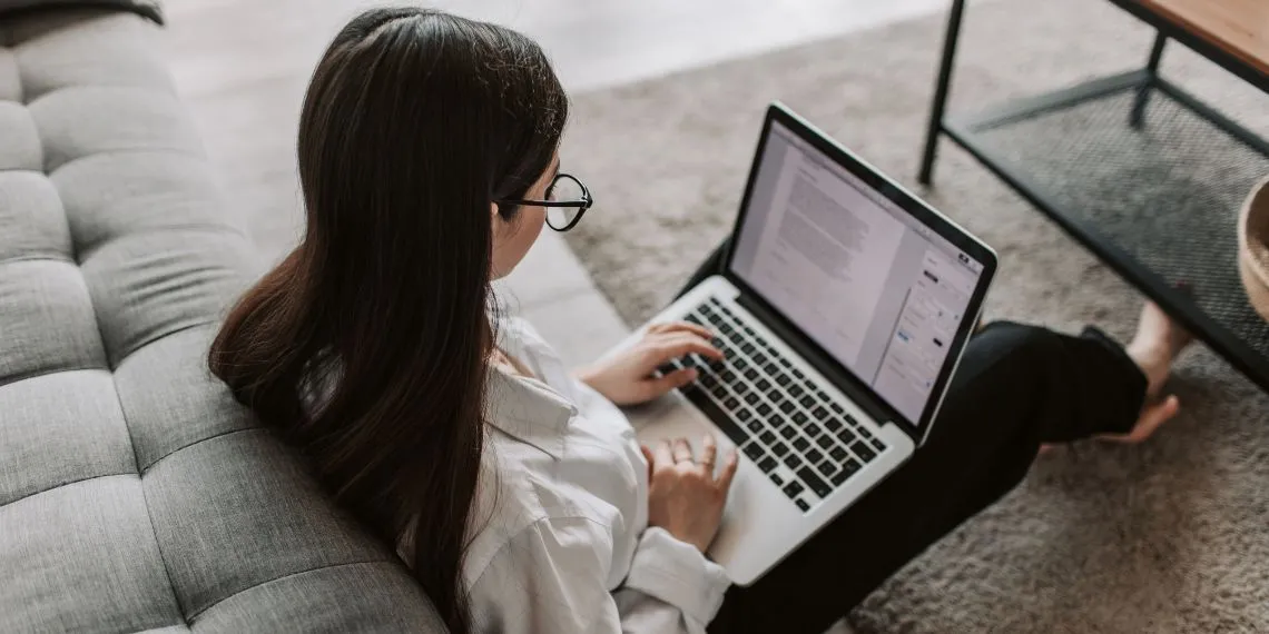 Pessoa trabalhando remotamente em casa e ganhando dinheiro pela internet realizando tarefas simples